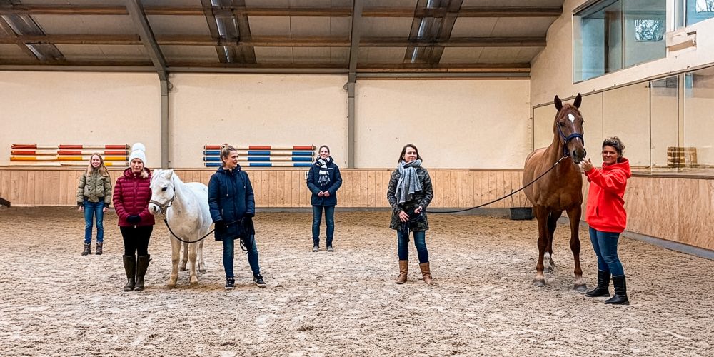 Coach Caroline met een groep deelnemers in de binnenbak