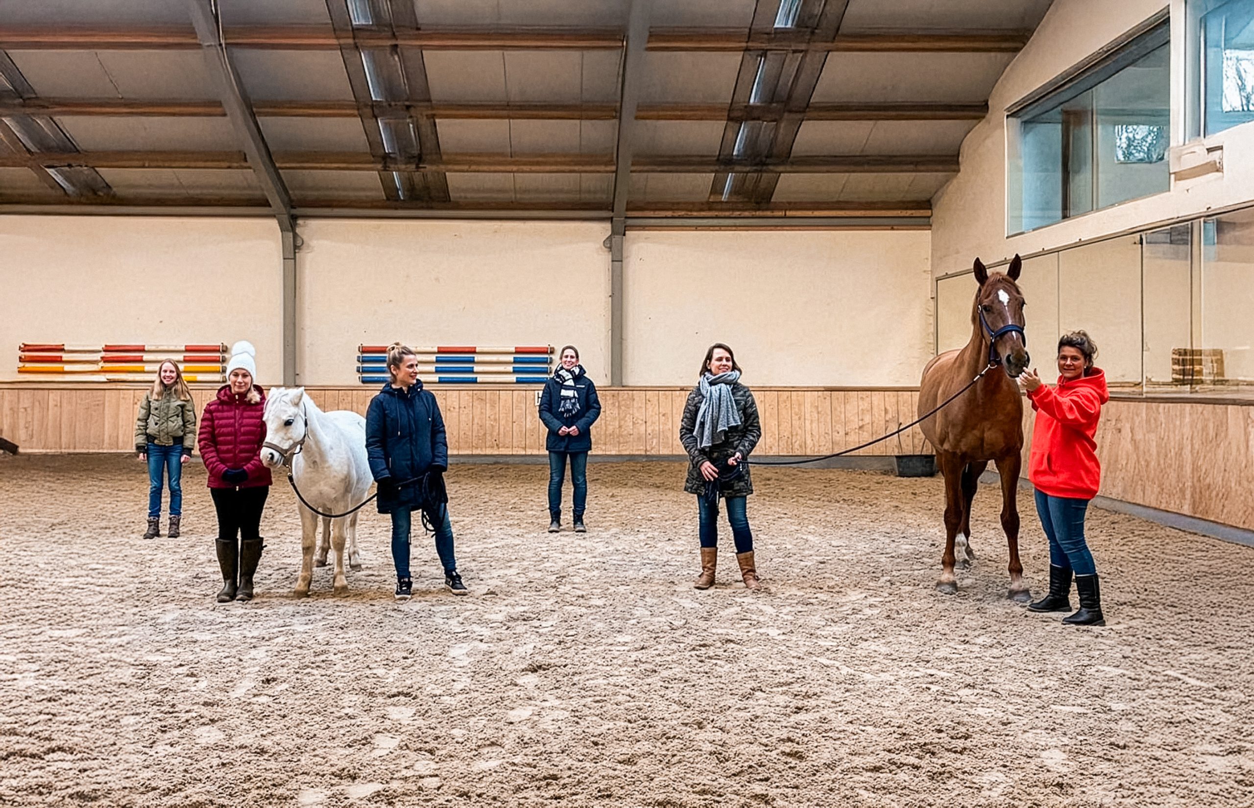 Coach Caroline met een groep deelnemers in de binnenbak